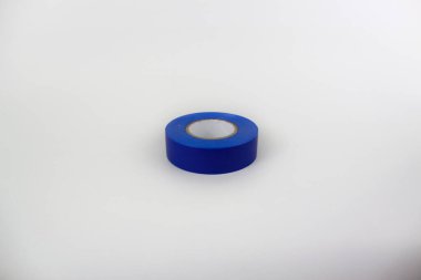 Koyu mavi izolasyon bandı beyaz arkaplanda izole