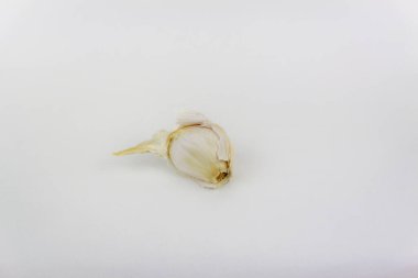 Beyaz arkaplanda izole edilmiş bir sarımsak parçası