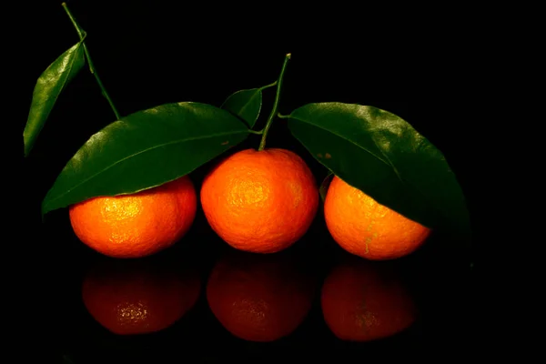 Trois Mandarines Aux Feuilles Isolées Sur Noir Avec Réflexion — Photo