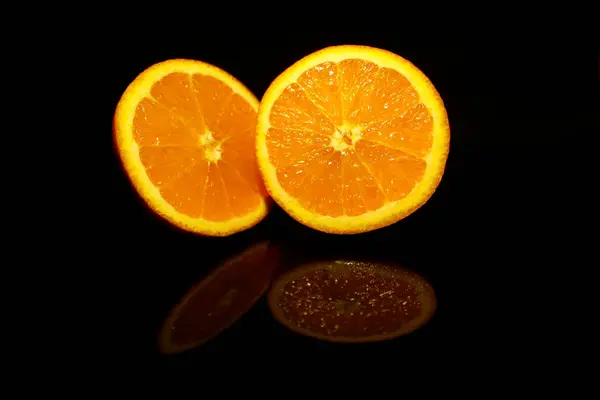 Duas Meias Laranja Isolado Preto Com Reflexos — Fotografia de Stock