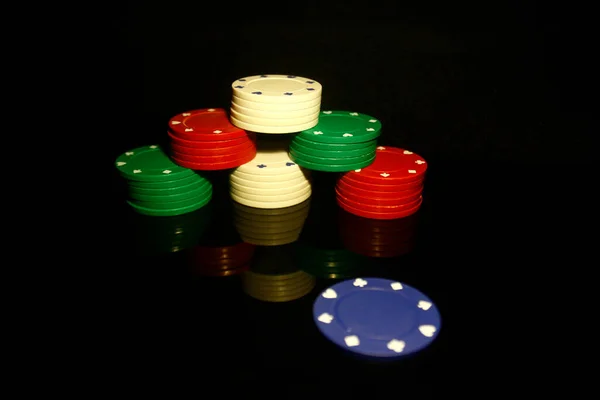 Pilha Fichas Poker Com Chip Azul Frente Reflexões Isoladas Preto — Fotografia de Stock