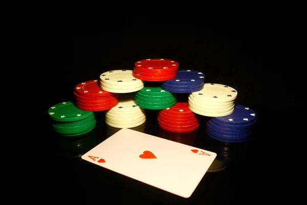 Стеки Фишек Покера Тузом Червей Впереди Изолированы Черном Отражениями — стоковое фото