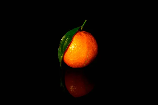 Satu Daun Mandarin Satu Terisolasi Pada Hitam Dengan Refleksi — Stok Foto