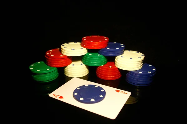 Pilhas Fichas Poker Com Corações Chip Azul Frente Isolado Preto — Fotografia de Stock