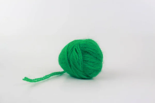 白い背景に隔離された緑の糸の閉鎖 — ストック写真