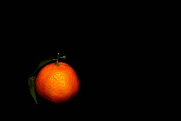 Eine Mandarine Mit Einem Blatt Links Isoliert Auf Schwarz — Stockfoto