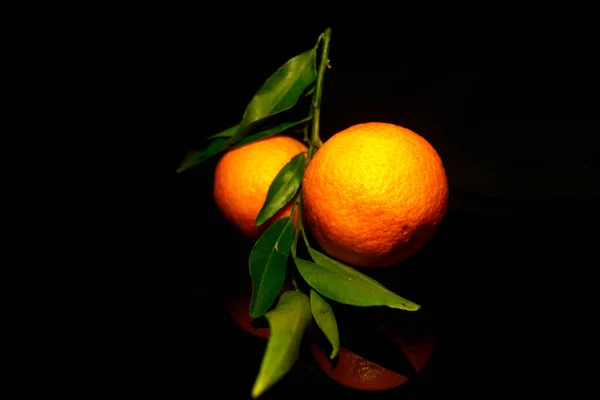 Dos Mandarinas Con Hojas Verdes Aisladas Negro Con Reflejo —  Fotos de Stock