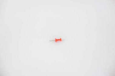 Kırmızı ofis broşu beyaz arkaplanda izole edildi