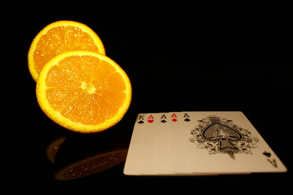 Deux Demi Orange Pleines Cartes Poker Houde Isolé Sur Noir — Photo