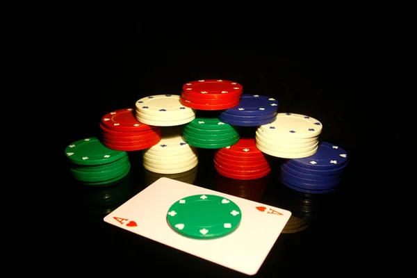 Empilements Jetons Poker Avec Coeurs Jetons Verts Devant Isolé Sur — Photo