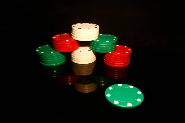 Pilha Fichas Poker Com Chip Verde Frente Reflexões Isoladas Preto — Fotografia de Stock