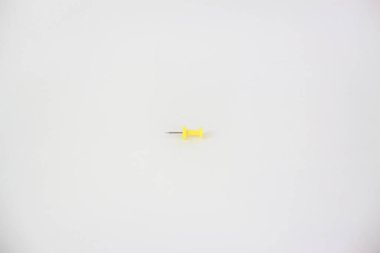 Beyaz arkaplanda sarı ofis iğnesi izole