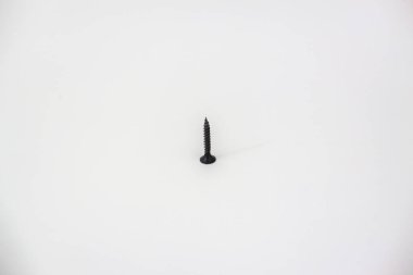 Tek otomatik siyah vida beyaz arka planda izole