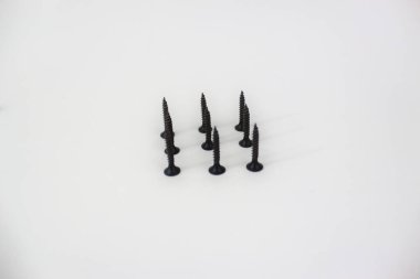 Beyaz arka planda izole edilmiş dokuz otomatik siyah vida