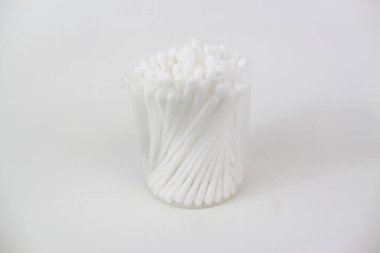 Beyaz arkaplanda yalıtılmış kulak pamuğu tomurcukları