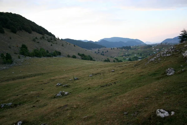 Impresionante Valle Con Hierba Verde Con Montañas Espalda — Foto de Stock