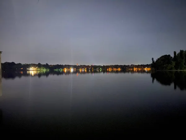 Lake Night View Med Ljus Reflektion Över Det — Stockfoto