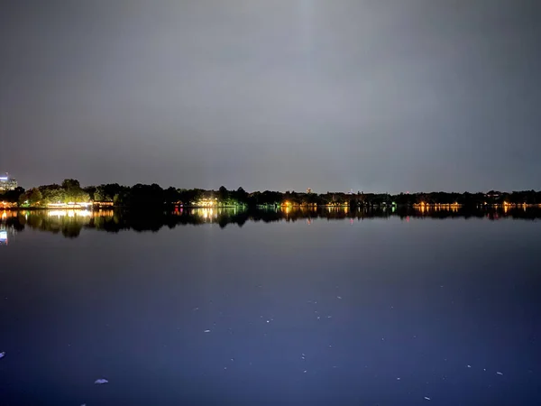Stadsljus Reflekterar Sjön Natten — Stockfoto