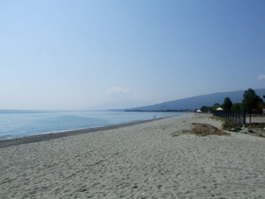 Suya dökülen dağlarla dolu Yunan boş plajı