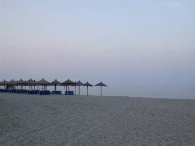 Gündoğumuna yakın sakin bir deniz olan Yunan plajı