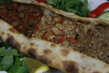 Türk yemeği Kiymali Pide Pita, kıyma görünümlü.