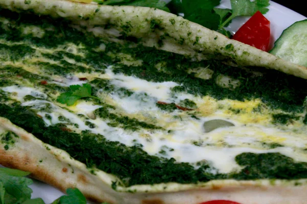 Arap yemeği tabağı, ıspanaklı pide, Ispanakli Pide.