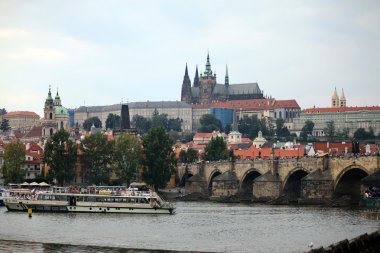 Prag Kalesi ile köprü
