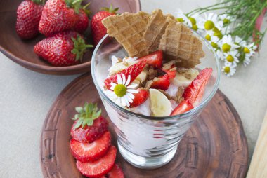 süt tatlı muz ve çilek ile