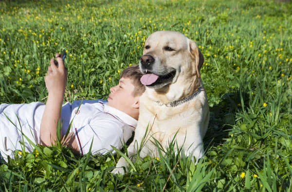 Junge mit Hund im Park — Stockfoto