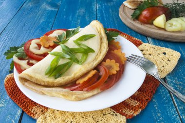 omlet taze sebze, yemek, yumurta, domates ve biber ile