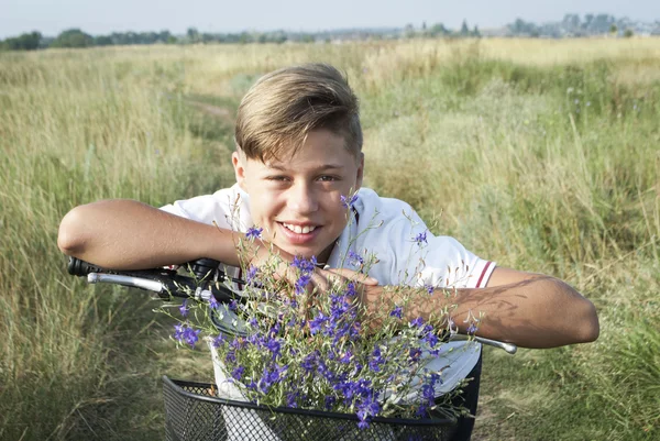 alan arka plan üzerinde bir bisiklet ile boy gülümseyerek