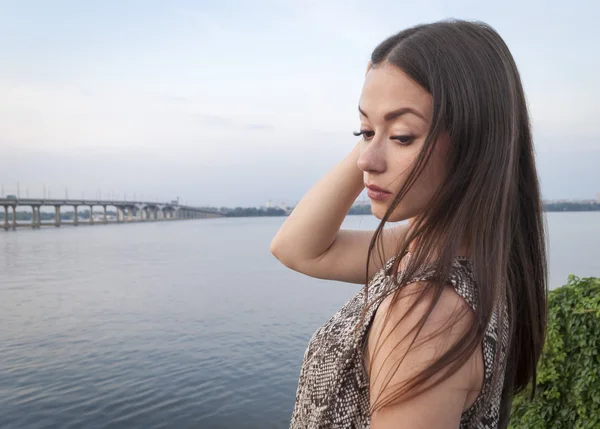 Bella ragazza sullo sfondo del fiume — Foto Stock