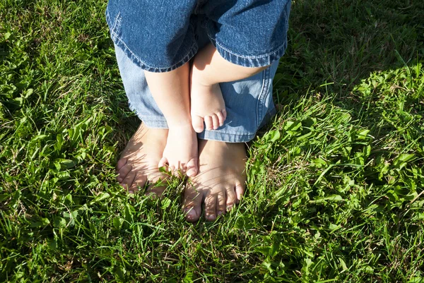 Anne ile çocuk yalınayak yürüme çimenlerin üzerinde