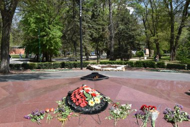 Ölen askerlerin anısına sonsuz ateş ve çiçekler. Taganrog, Rusya