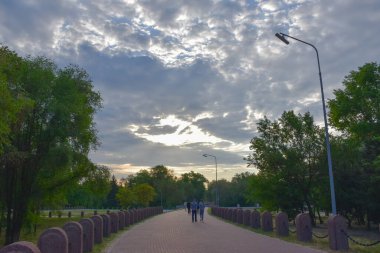 Kumzhenskaya Grove anıtı 1983 yılında Kızıl Ordu 'nun 1941 ve 1943 yıllarında Rostov-on-don' u kurtarması onuruna inşa edildi. 9 Mayıs Zafer Günü 