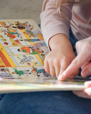 Çocuk psikoloğu küçük bir hastayla kişisel gelişim sürecinde. 