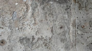 Beton zemin düz ve kumlu değil.