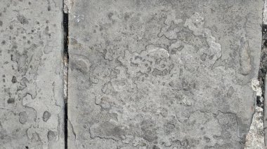 Beton yüzey pürüzlü ve düzensiz bir bitişe sahip.