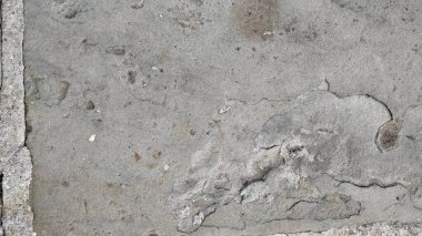 Betondan yapılmış zemin düz yamalarla pürüzlüdür.