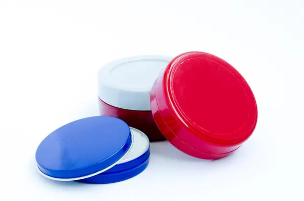 Beyaz bir arka plan üzerinde kozmetik krem kavanoz