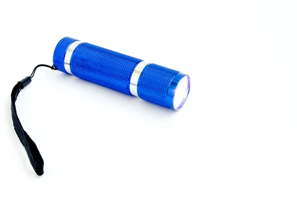 Beyaz bir arka plan üzerinde parlayan mavi el feneri