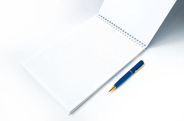 beyaz arkaplandaki defter ve kalem