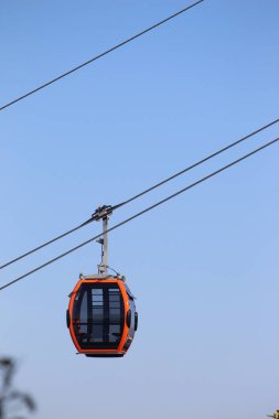 Girnar halatının kabini ya da trolü. Bu, Gujarat 'taki Asya' nın en uzun ip yolu..