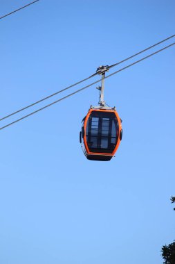 Girnar halatının kabini ya da trolü. Bu, Gujarat 'taki Asya' nın en uzun ip yolu..