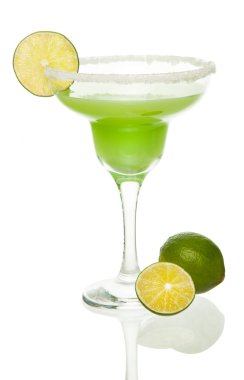 yalıtılmış bir margarita kokteyl limon ile