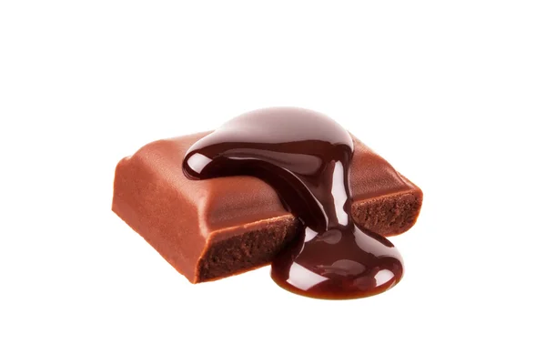 Bir parça çikolata erimiş çikolata ile