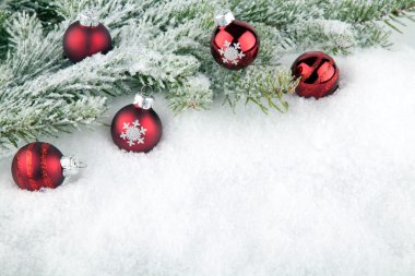 köknar dalı kırmızı Noel baubles ile