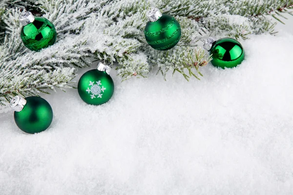 Branche de sapin avec des boules de Noël vertes — Photo