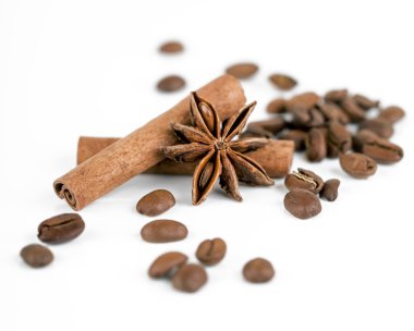 Tarçın anason ve kahve çekirdekleri ile