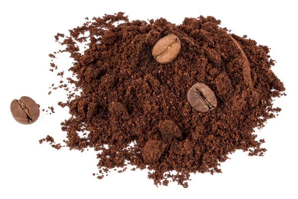 Изолированный кофе порошок с кофейными зёрнами — стоковое фото